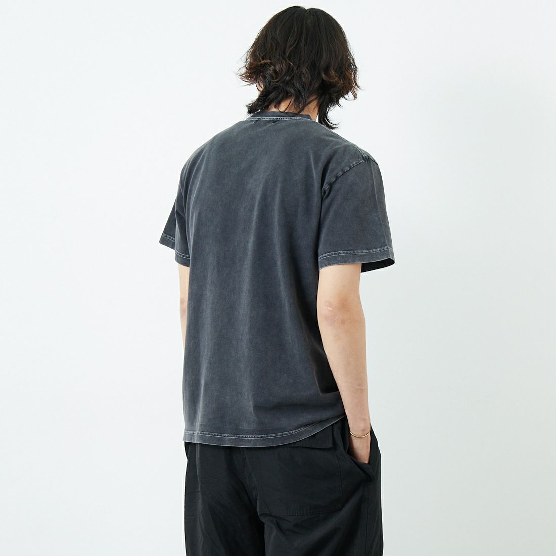 XLARGE [エクストララージ] ケミカルウォッシュ スランテッドOGロゴTシャツ [101252011012] BLACK &&モデル身長：179cm 着用サイズ：M&&