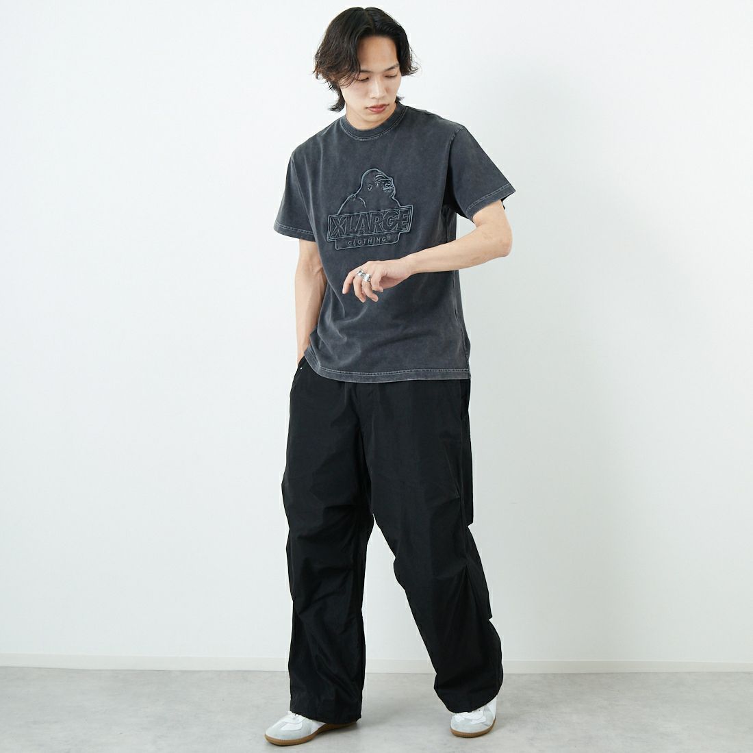 XLARGE [エクストララージ] ケミカルウォッシュ スランテッドOGロゴTシャツ [101252011012] BLACK &&モデル身長：179cm 着用サイズ：M&&