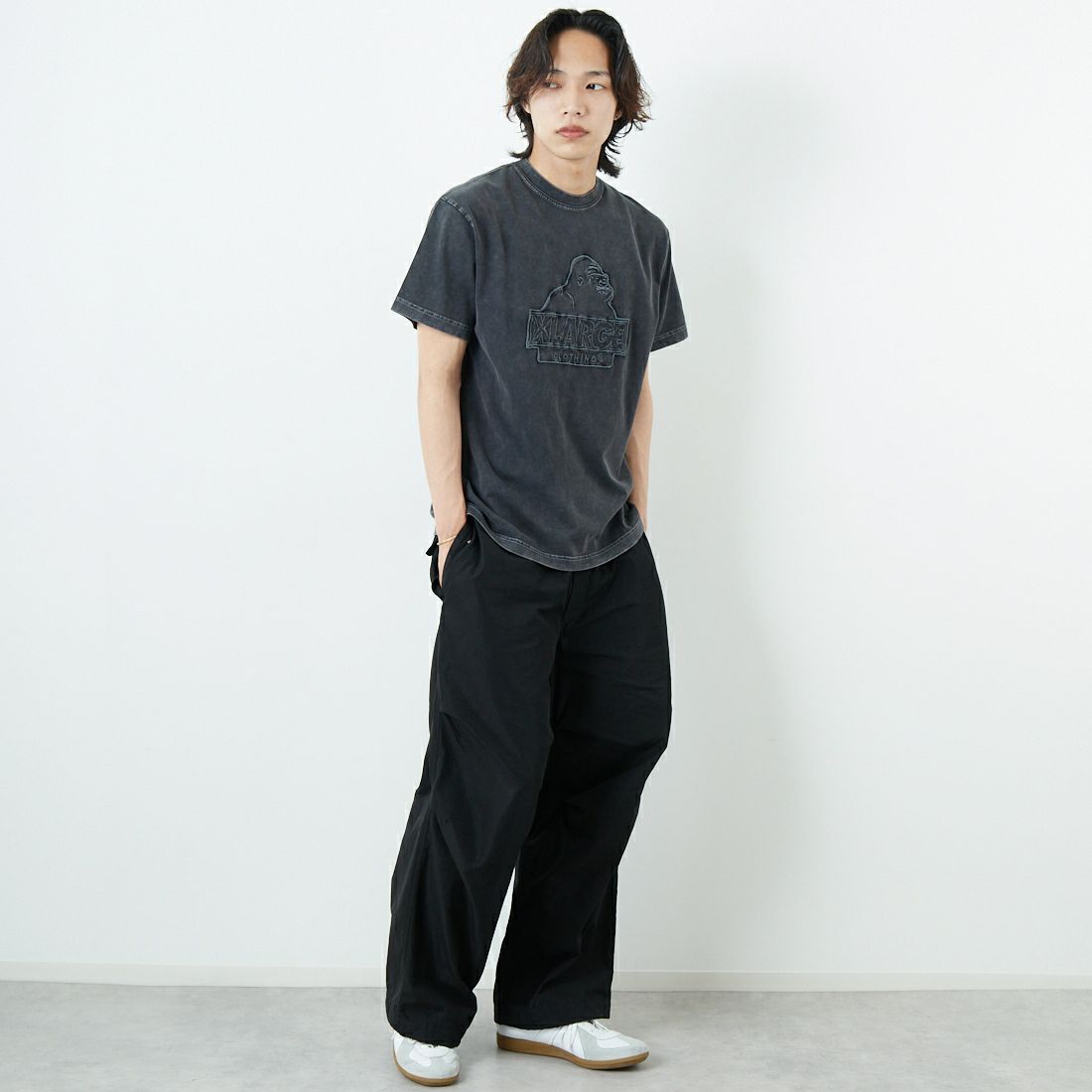 XLARGE [エクストララージ] ケミカルウォッシュ スランテッドOGロゴTシャツ [101252011012] BLACK &&モデル身長：179cm 着用サイズ：M&&