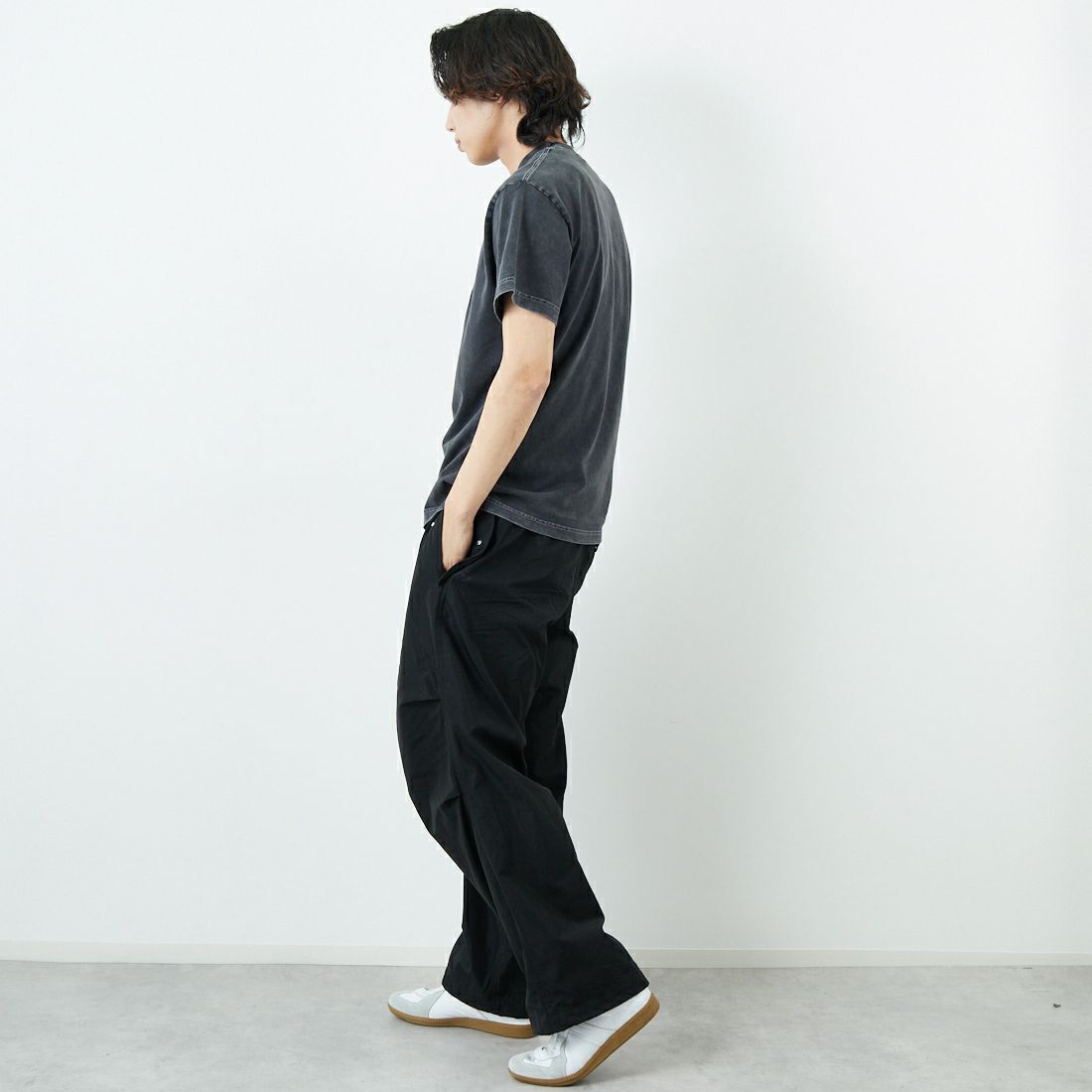 XLARGE [エクストララージ] ケミカルウォッシュ スランテッドOGロゴTシャツ [101252011012] BLACK &&モデル身長：179cm 着用サイズ：M&&