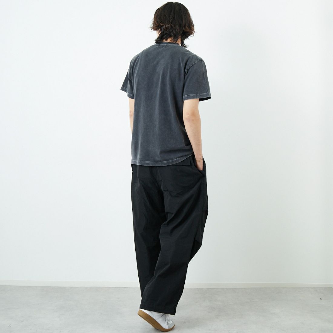 XLARGE [エクストララージ] ケミカルウォッシュ スランテッドOGロゴTシャツ [101252011012] BLACK &&モデル身長：179cm 着用サイズ：M&&