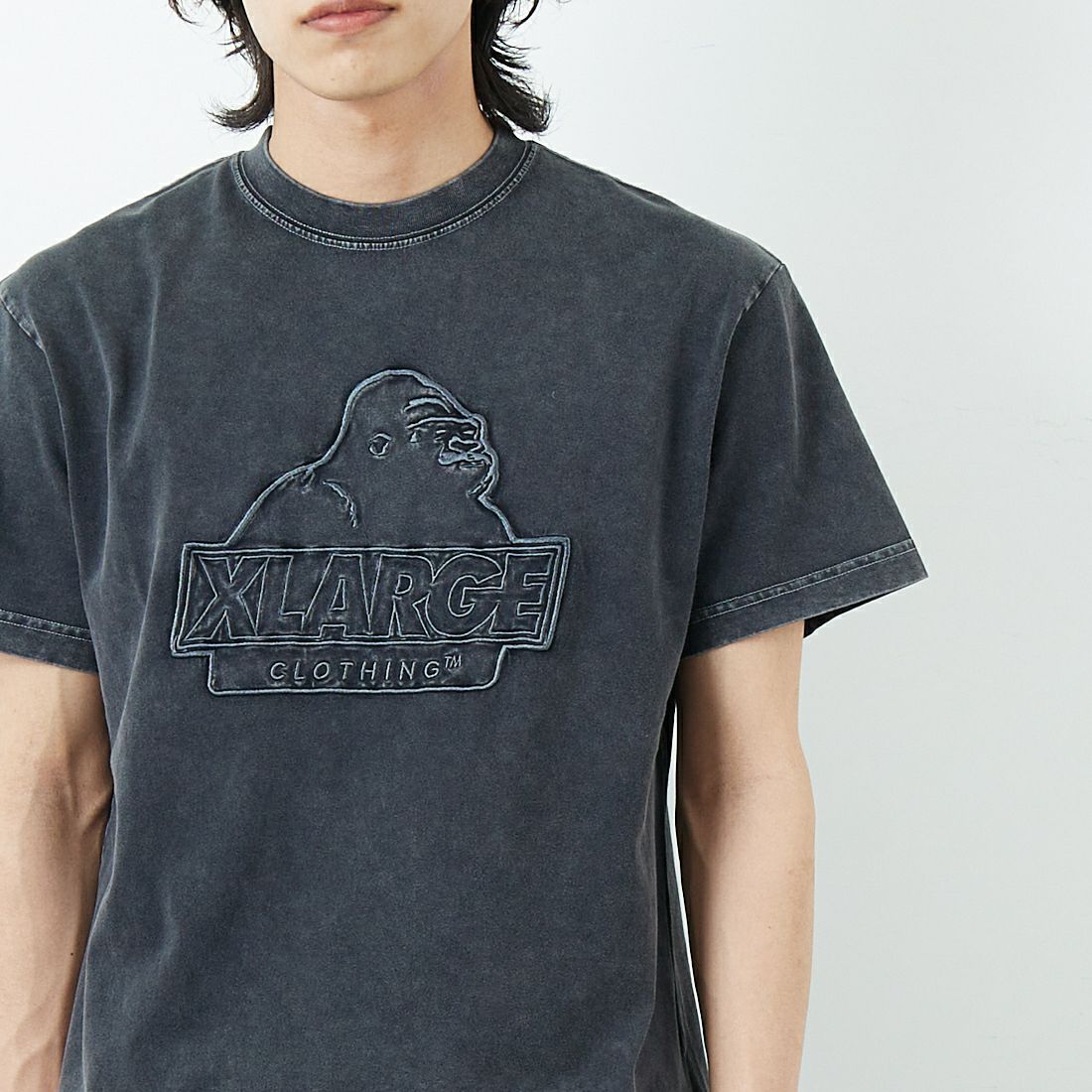 XLARGE [エクストララージ] ケミカルウォッシュ スランテッドOGロゴTシャツ [101252011012] BLACK &&モデル身長：179cm 着用サイズ：M&&