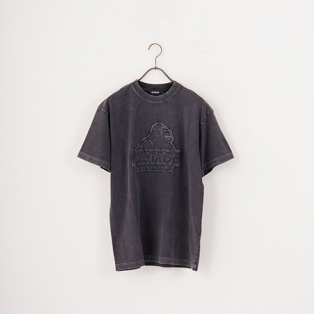 XLARGE [エクストララージ] ケミカルウォッシュ スランテッドOGロゴTシャツ [101252011012] BLACK