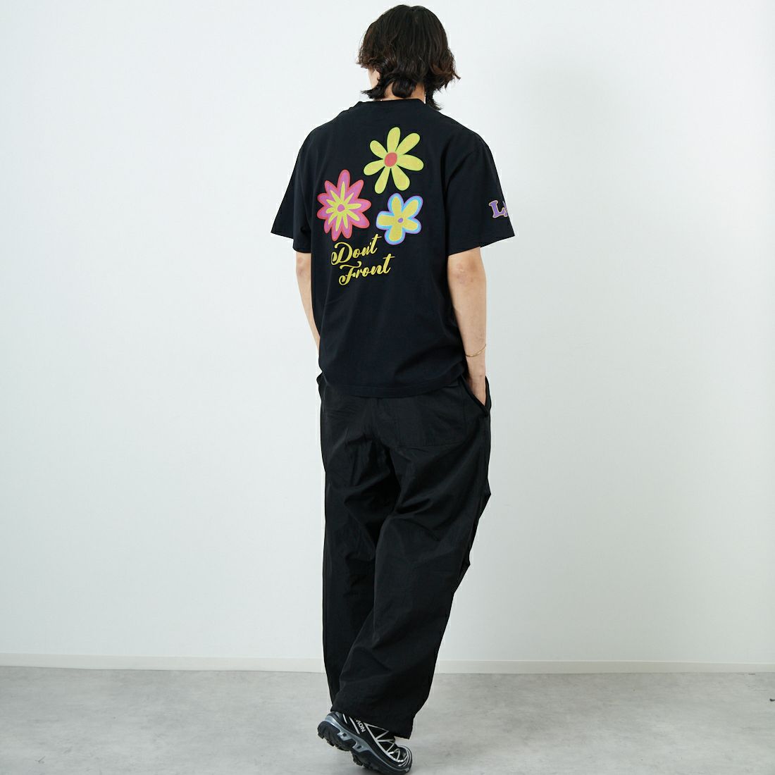 XLARGE [エクストララージ] フラワーショートスリーブTシャツ [101252011007] BLACK &&モデル身長：179cm 着用サイズ：L&&