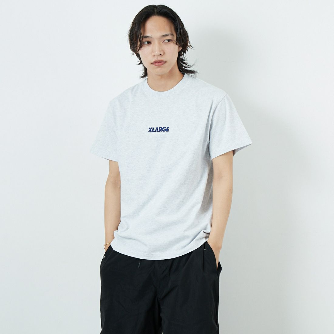 XLARGE [エクストララージ] スランテッドOGロゴTシャツ [101252011010] ASH &&モデル身長：179cm 着用サイズ：M&&