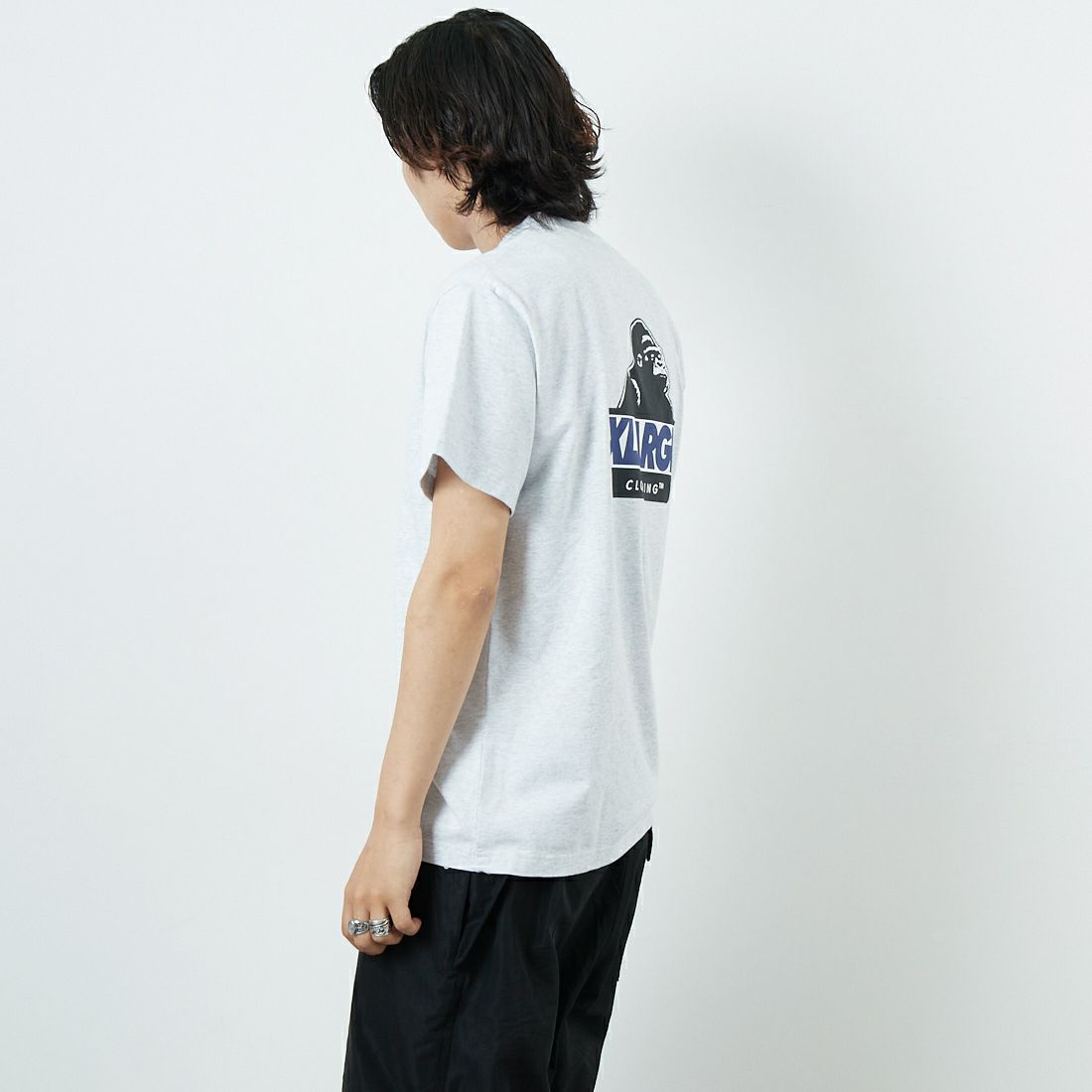 XLARGE [エクストララージ] スランテッドOGロゴTシャツ [101252011010] ASH &&モデル身長：179cm 着用サイズ：M&&