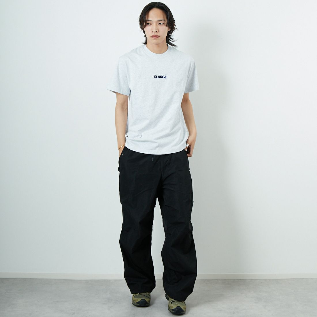 XLARGE [エクストララージ] スランテッドOGロゴTシャツ [101252011010] ASH &&モデル身長：179cm 着用サイズ：M&&