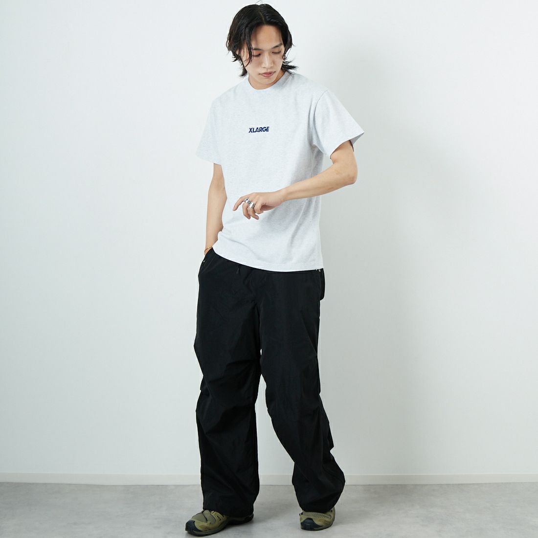 XLARGE [エクストララージ] スランテッドOGロゴTシャツ [101252011010] ASH &&モデル身長：179cm 着用サイズ：M&&