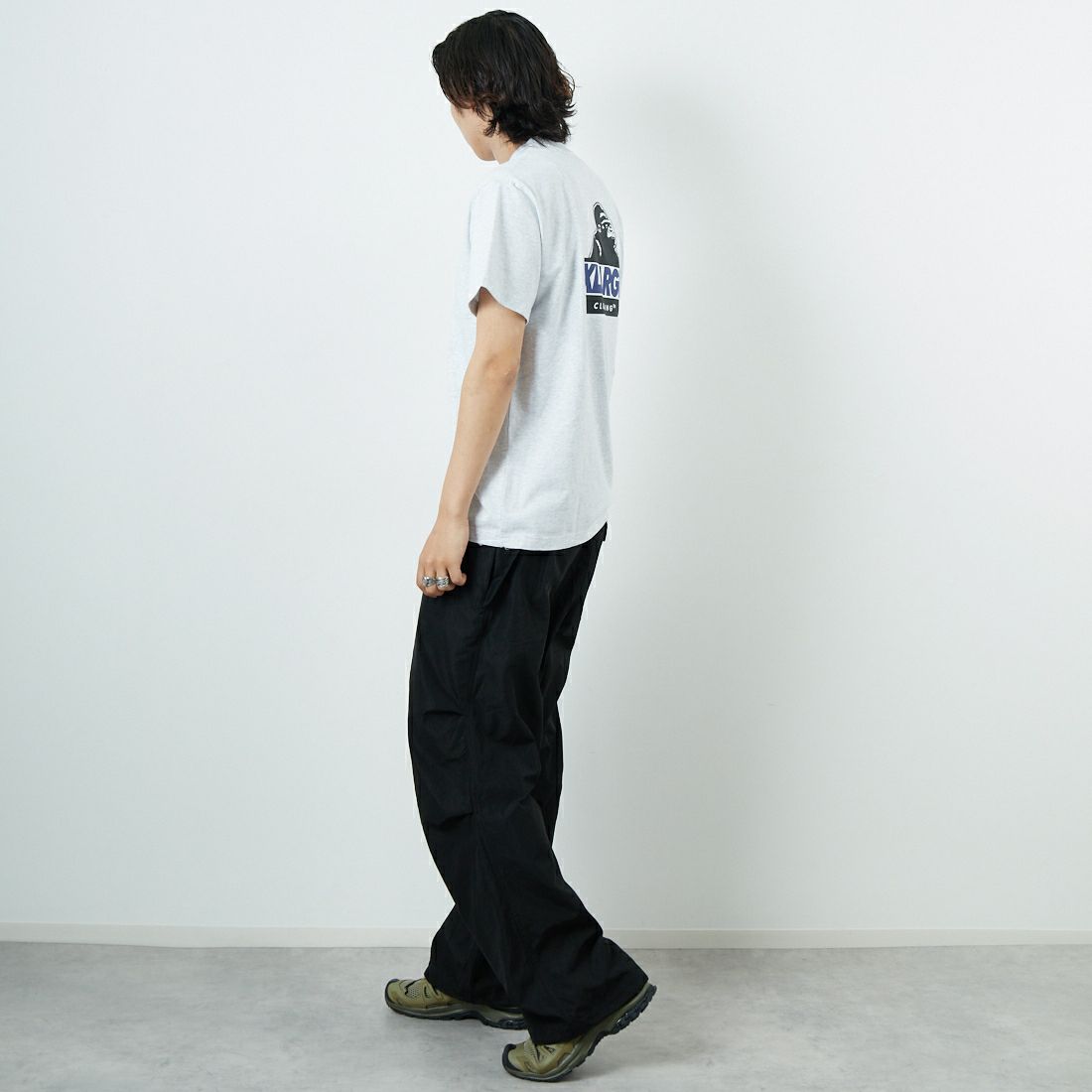 XLARGE [エクストララージ] スランテッドOGロゴTシャツ [101252011010] ASH &&モデル身長：179cm 着用サイズ：M&&