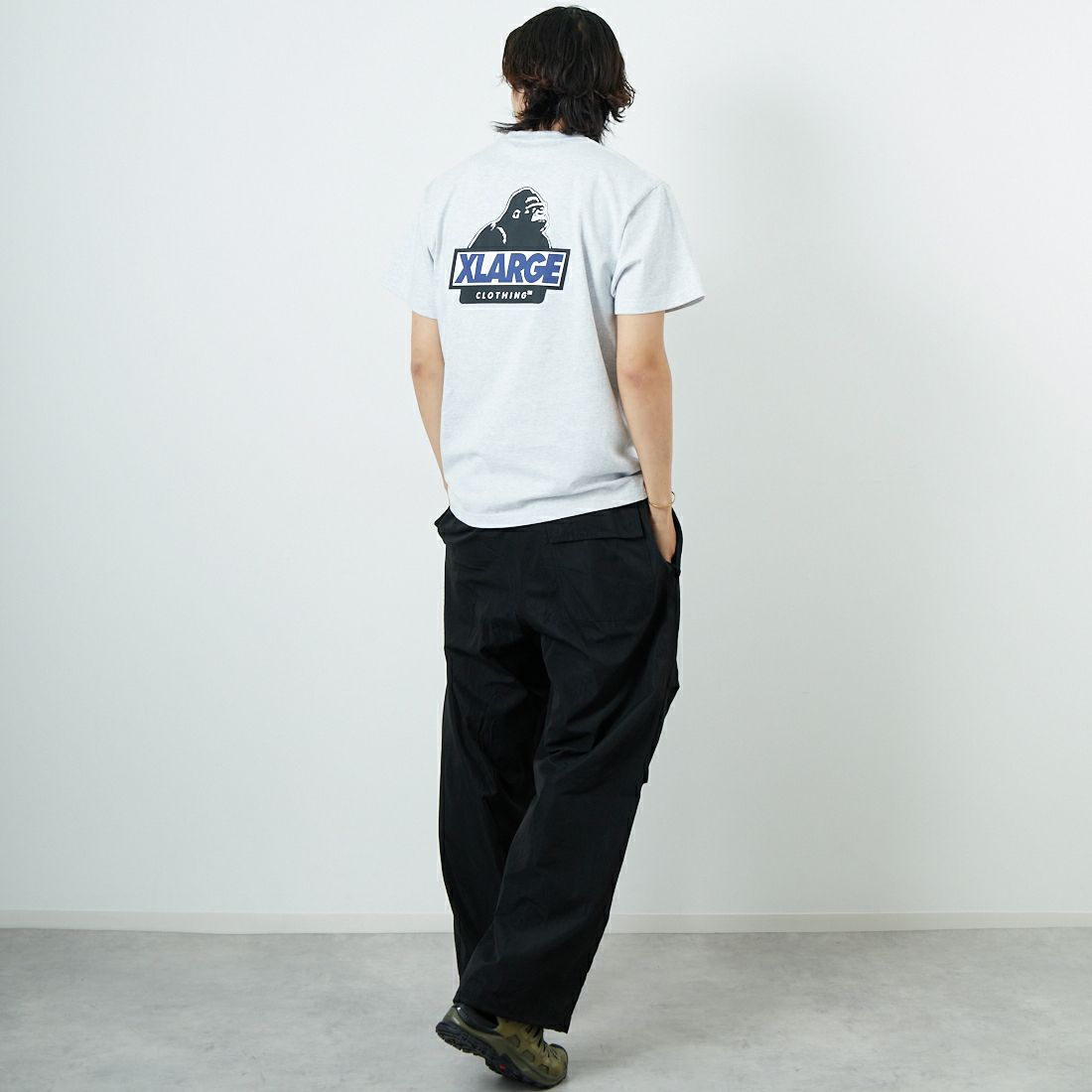 XLARGE [エクストララージ] スランテッドOGロゴTシャツ [101252011010] ASH &&モデル身長：179cm 着用サイズ：M&&