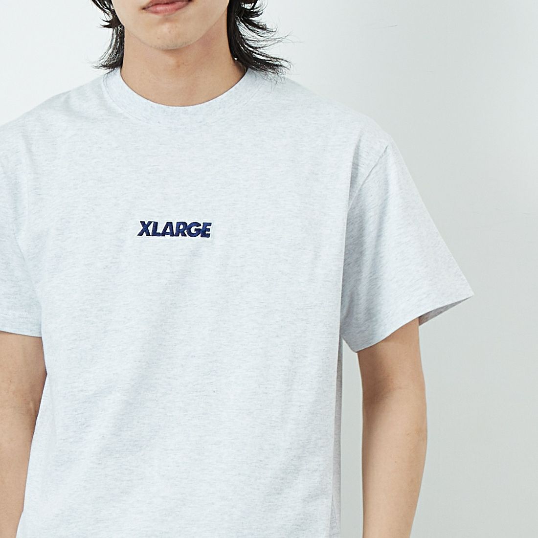 XLARGE [エクストララージ] スランテッドOGロゴTシャツ [101252011010] ASH &&モデル身長：179cm 着用サイズ：M&&
