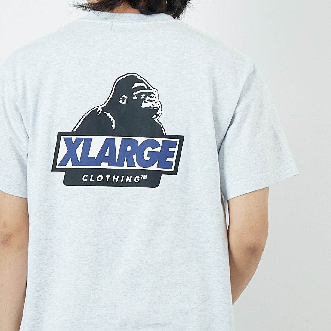 XLARGE [エクストララージ] スランテッドOGロゴTシャツ [101252011010] ASH &&モデル身長：179cm 着用サイズ：M&&