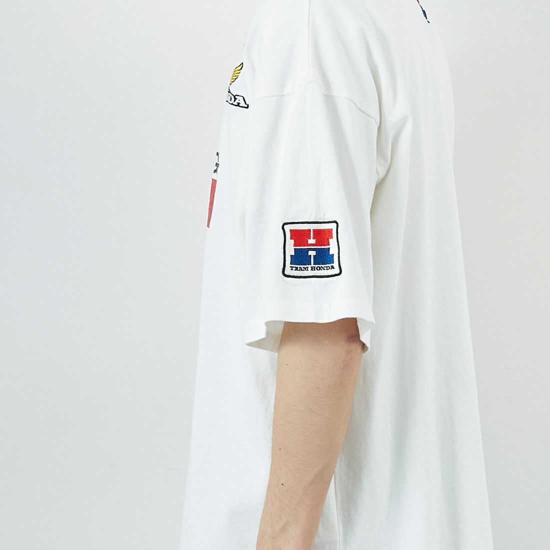 HONDA × JEANSFACTORY [ホンダ × ジーンズファクトリー] レーシングTシャツ [JFC-252-054] WHITE &&モデル身長：168cm 着用サイズ：M&&