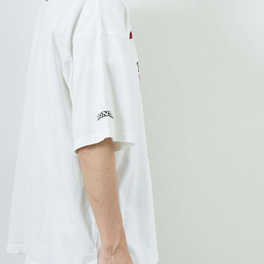HONDA × JEANSFACTORY [ホンダ × ジーンズファクトリー] レーシングTシャツ [JFC-252-054] WHITE &&モデル身長：168cm 着用サイズ：M&&