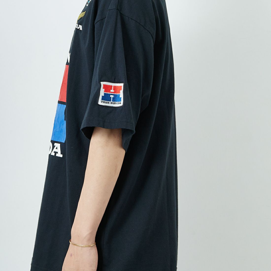 HONDA × JEANSFACTORY [ホンダ × ジーンズファクトリー] レーシングTシャツ [JFC-252-054] BLACK &&モデル身長：179cm 着用サイズ：L&&
