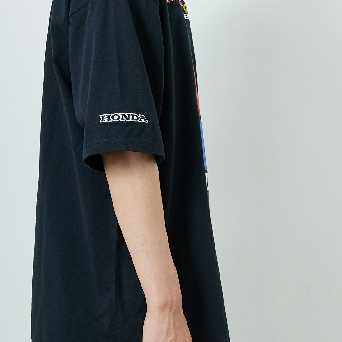 HONDA × JEANSFACTORY [ホンダ × ジーンズファクトリー] レーシングTシャツ [JFC-252-054] BLACK &&モデル身長：179cm 着用サイズ：L&&
