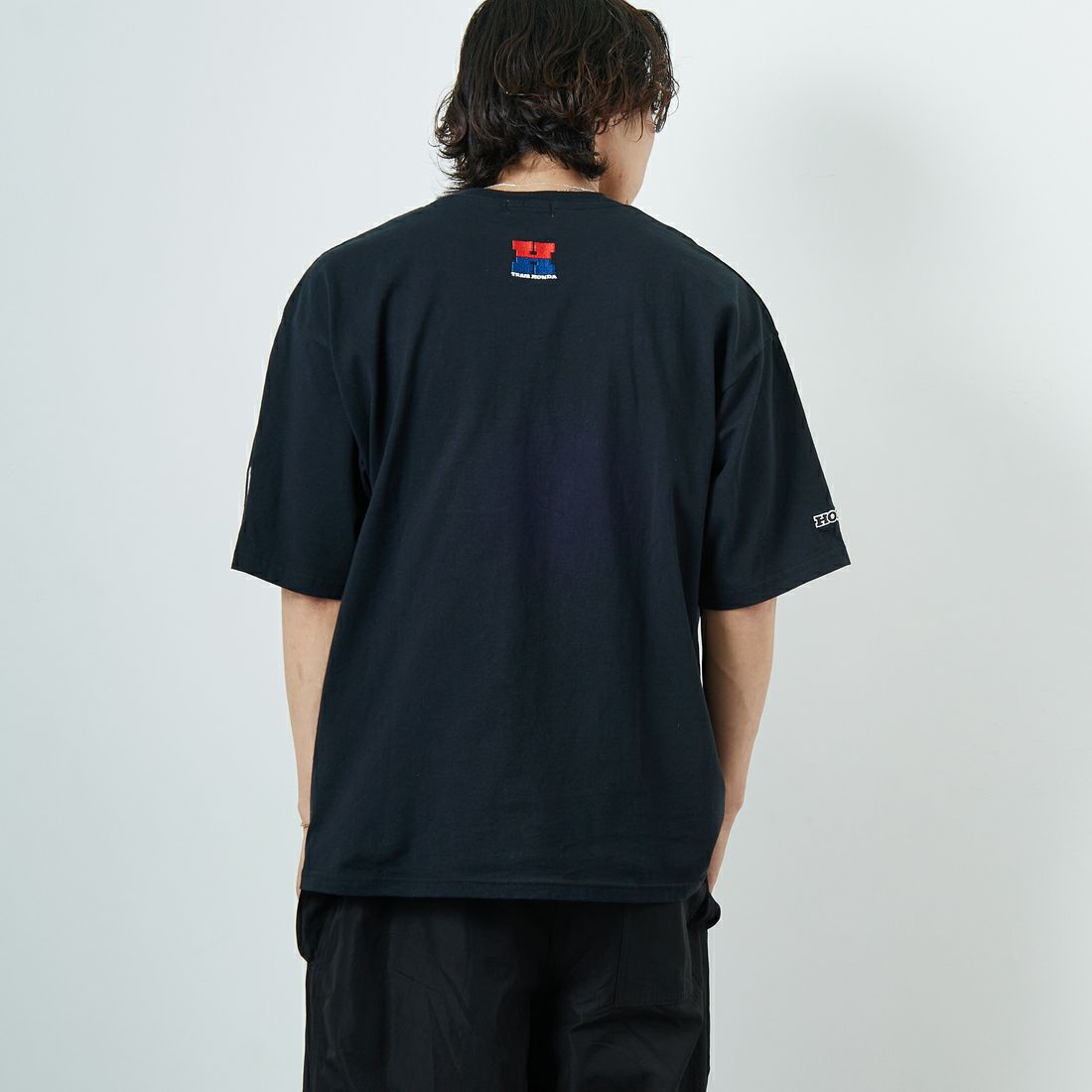 HONDA × JEANSFACTORY [ホンダ × ジーンズファクトリー] レーシングTシャツ [JFC-252-054] BLACK &&モデル身長：179cm 着用サイズ：M&&