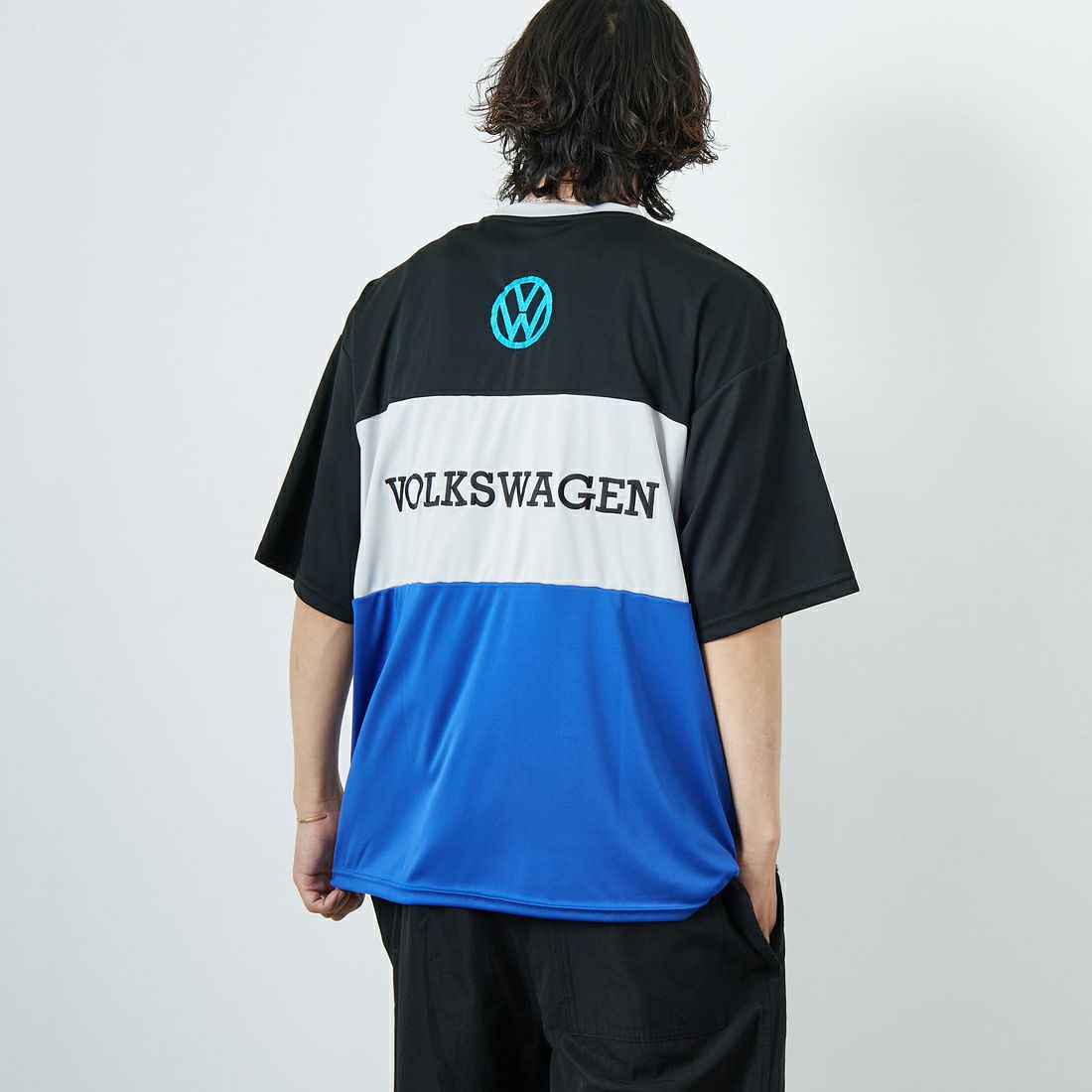 Volkswagen × JEANSFACTORY [フォルクスワーゲン × ジーンズファクトリー] レーシングTシャツ [JFC-252-053] VW &&モデル身長：179cm 着用サイズ：L&&