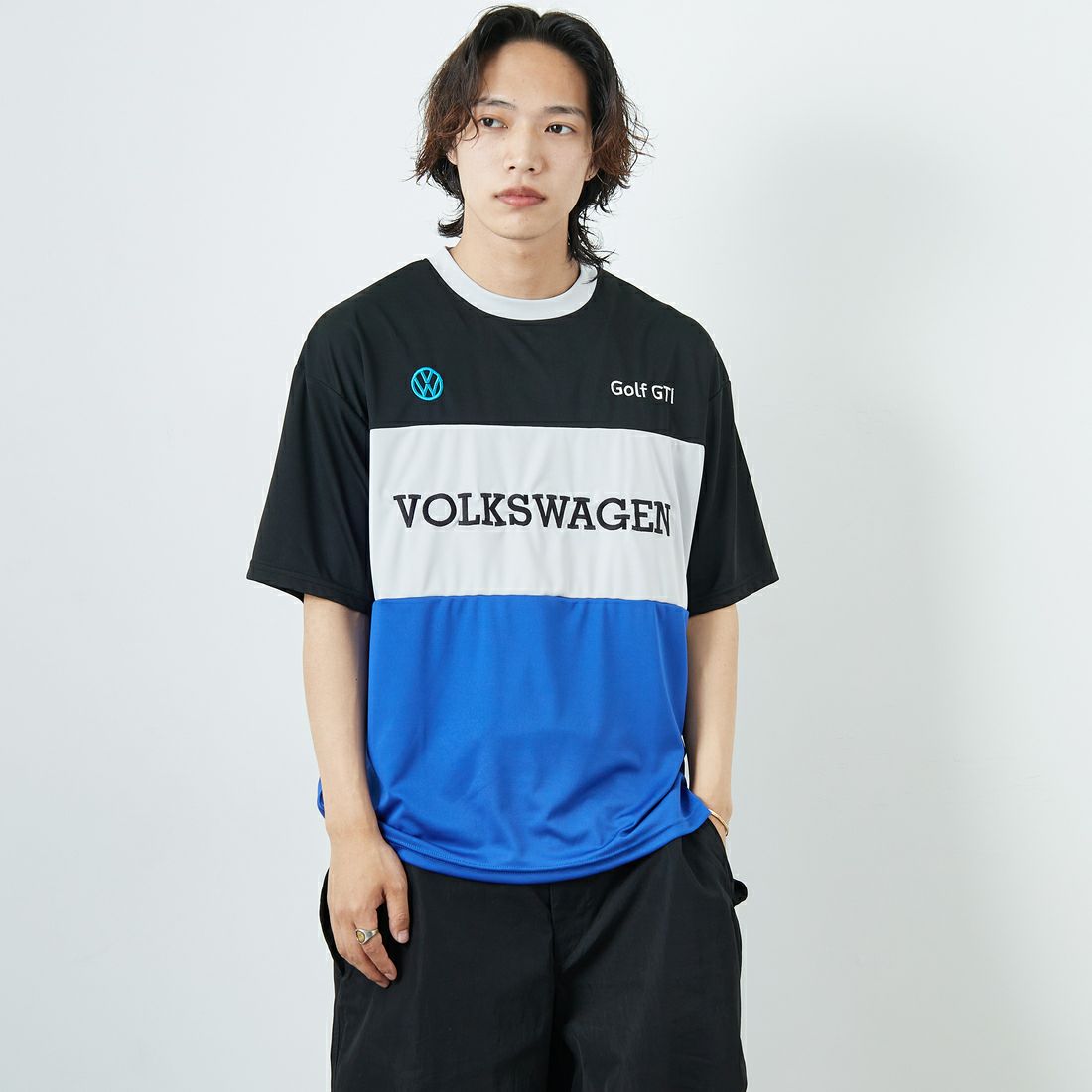 Volkswagen × JEANSFACTORY [フォルクスワーゲン × ジーンズファクトリー] レーシングTシャツ [JFC-252-053] VW &&モデル身長：179cm 着用サイズ：M&&