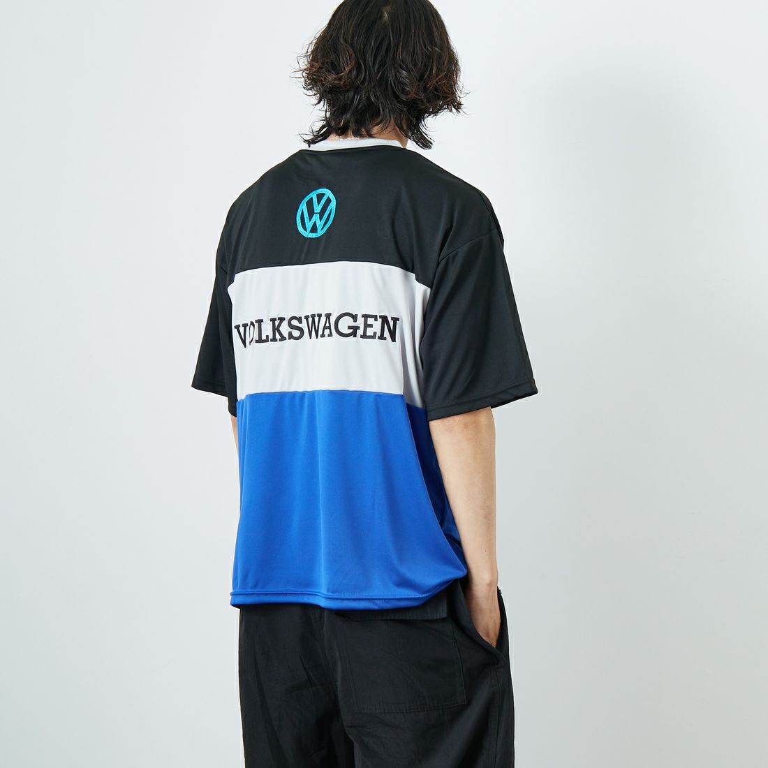 Volkswagen × JEANSFACTORY [フォルクスワーゲン × ジーンズファクトリー] レーシングTシャツ [JFC-252-053] VW &&モデル身長：179cm 着用サイズ：M&&