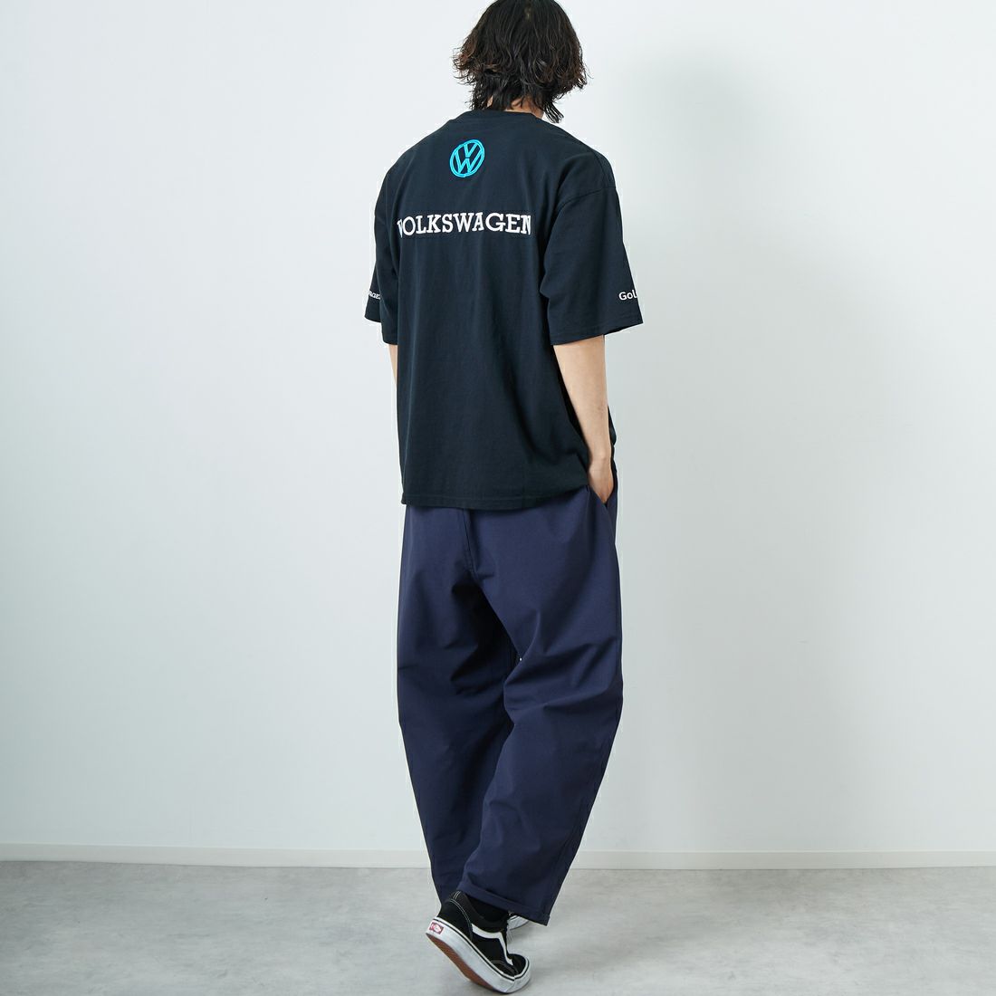 Volkswagen × JEANSFACTORY [フォルクスワーゲン × ジーンズファクトリー] レーシングTシャツ [JFC-252-055] BLACK &&モデル身長：179cm 着用サイズ：L&&