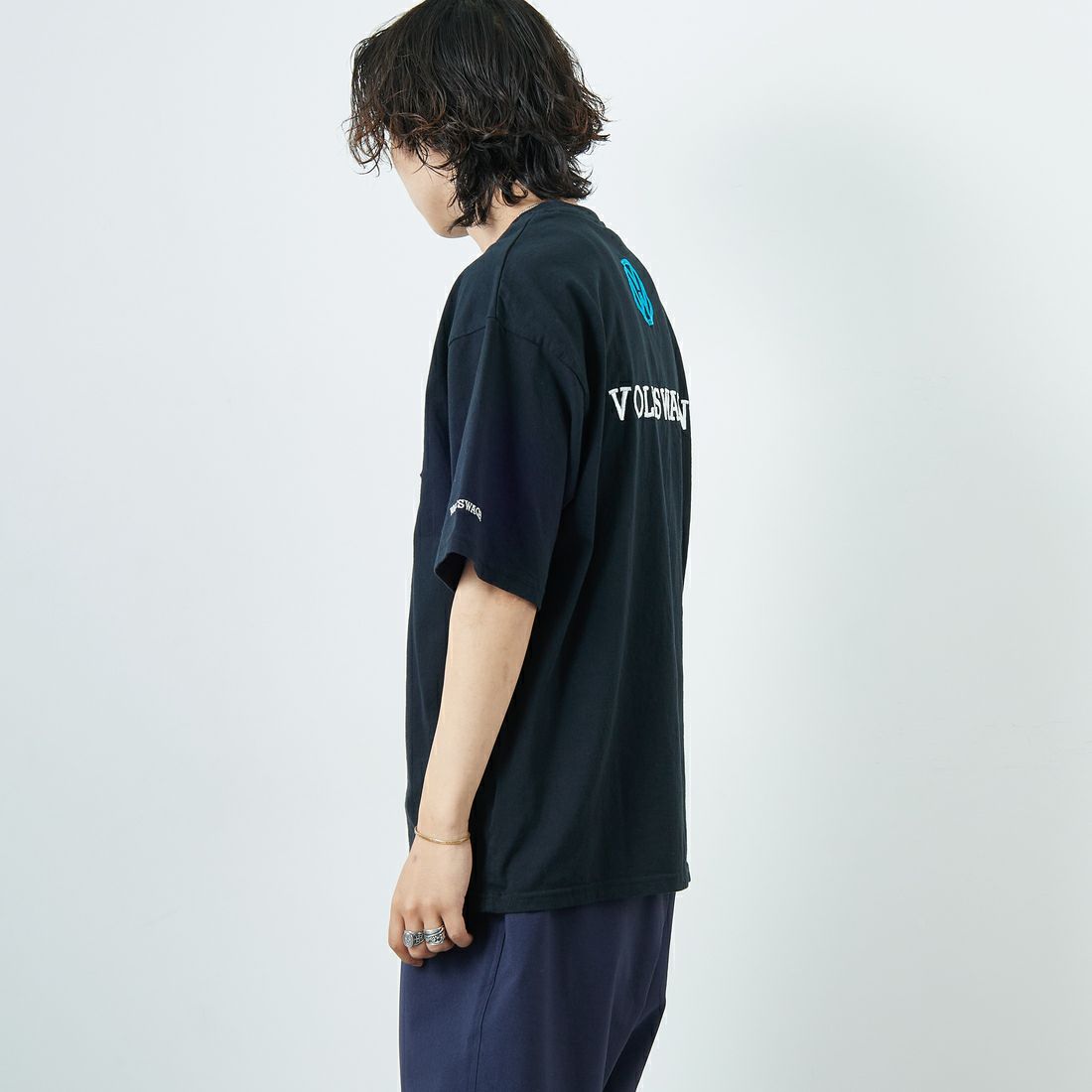 Volkswagen × JEANSFACTORY [フォルクスワーゲン × ジーンズファクトリー] レーシングTシャツ [JFC-252-055] BLACK &&モデル身長：179cm 着用サイズ：L&&