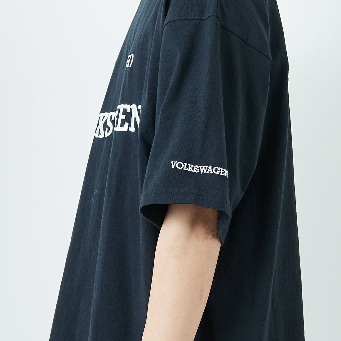 Volkswagen × JEANSFACTORY [フォルクスワーゲン × ジーンズファクトリー] レーシングTシャツ [JFC-252-055] BLACK &&モデル身長：179cm 着用サイズ：L&&