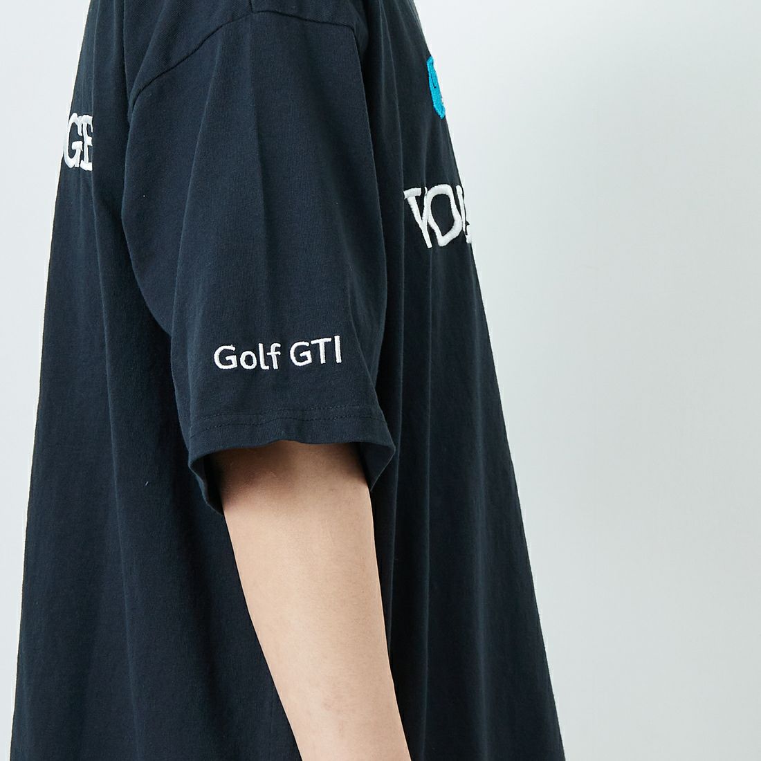 Volkswagen × JEANSFACTORY [フォルクスワーゲン × ジーンズファクトリー] レーシングTシャツ [JFC-252-055] BLACK &&モデル身長：179cm 着用サイズ：L&&