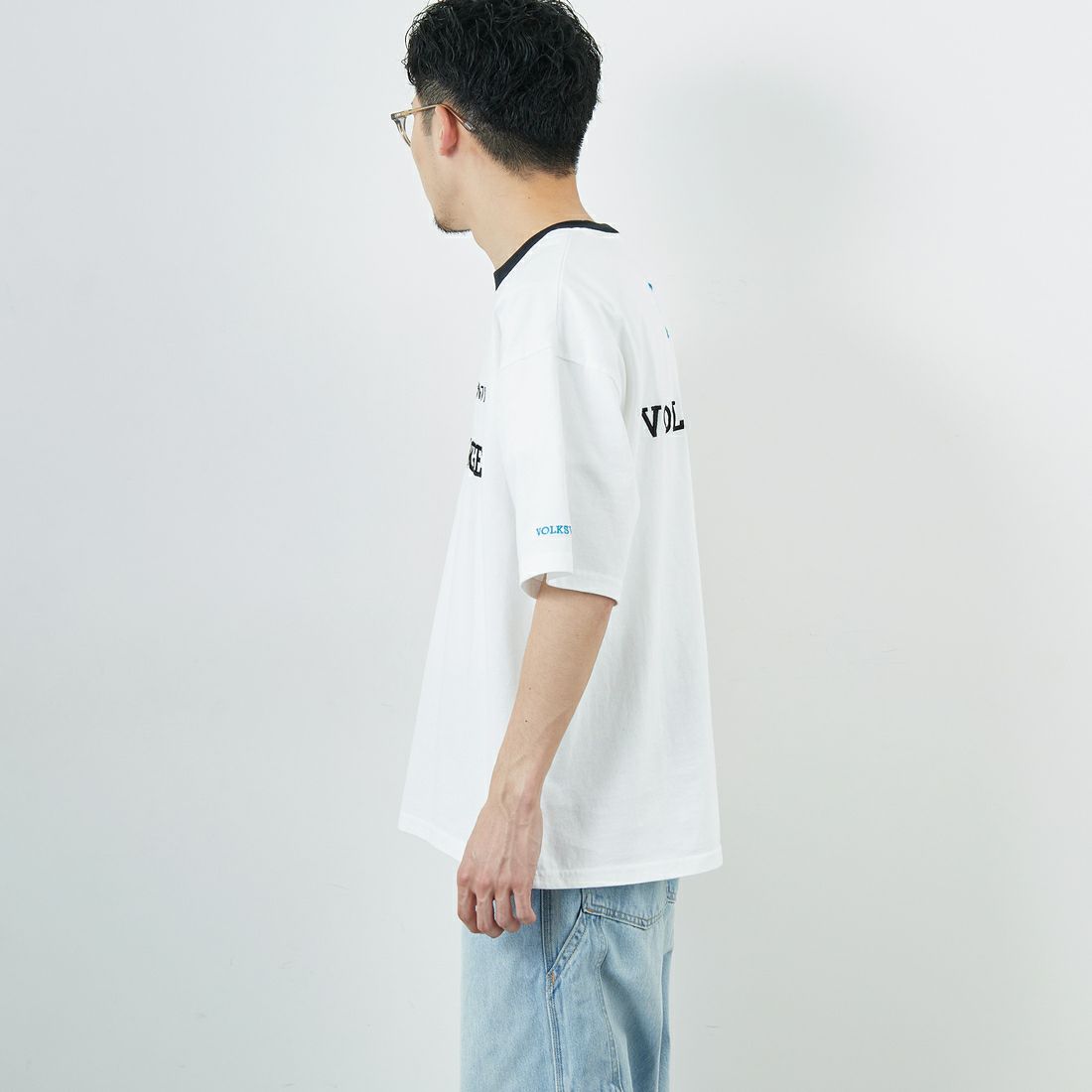 Volkswagen × JEANSFACTORY [フォルクスワーゲン × ジーンズファクトリー] レーシングTシャツ [JFC-252-055] WHITE &&モデル身長：168cm 着用サイズ：M&&