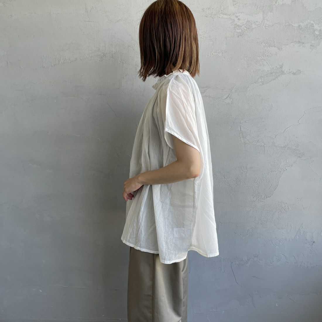 soil [ソイル] レースギャザースモック [NSL25061] 9100 WHT &&モデル身長：158cm 着用サイズ：2&&