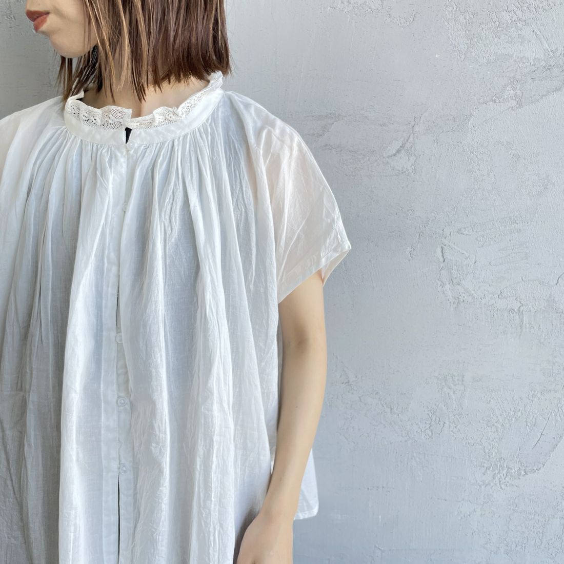 soil [ソイル] レースギャザースモック [NSL25061] 9100 WHT &&モデル身長：158cm 着用サイズ：2&&