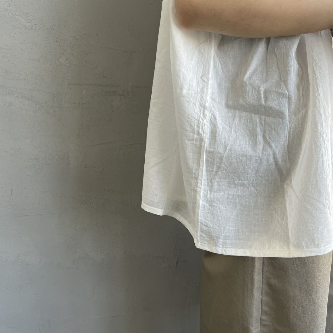soil [ソイル] レースギャザースモック [NSL25061] 9100 WHT &&モデル身長：158cm 着用サイズ：2&&