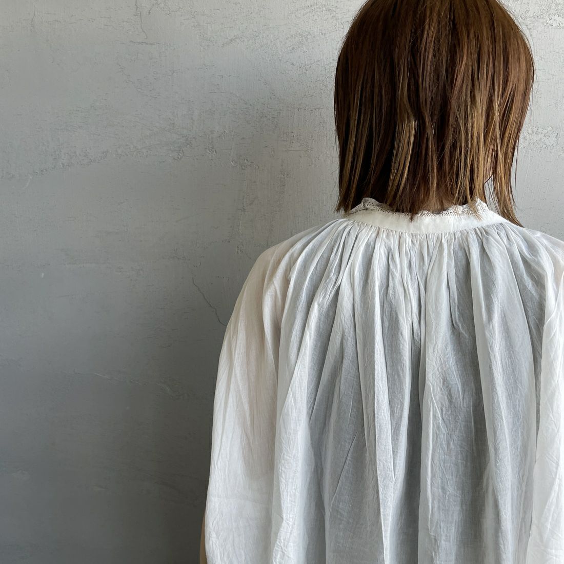 soil [ソイル] レースギャザースモック [NSL25061] 9100 WHT &&モデル身長：158cm 着用サイズ：2&&