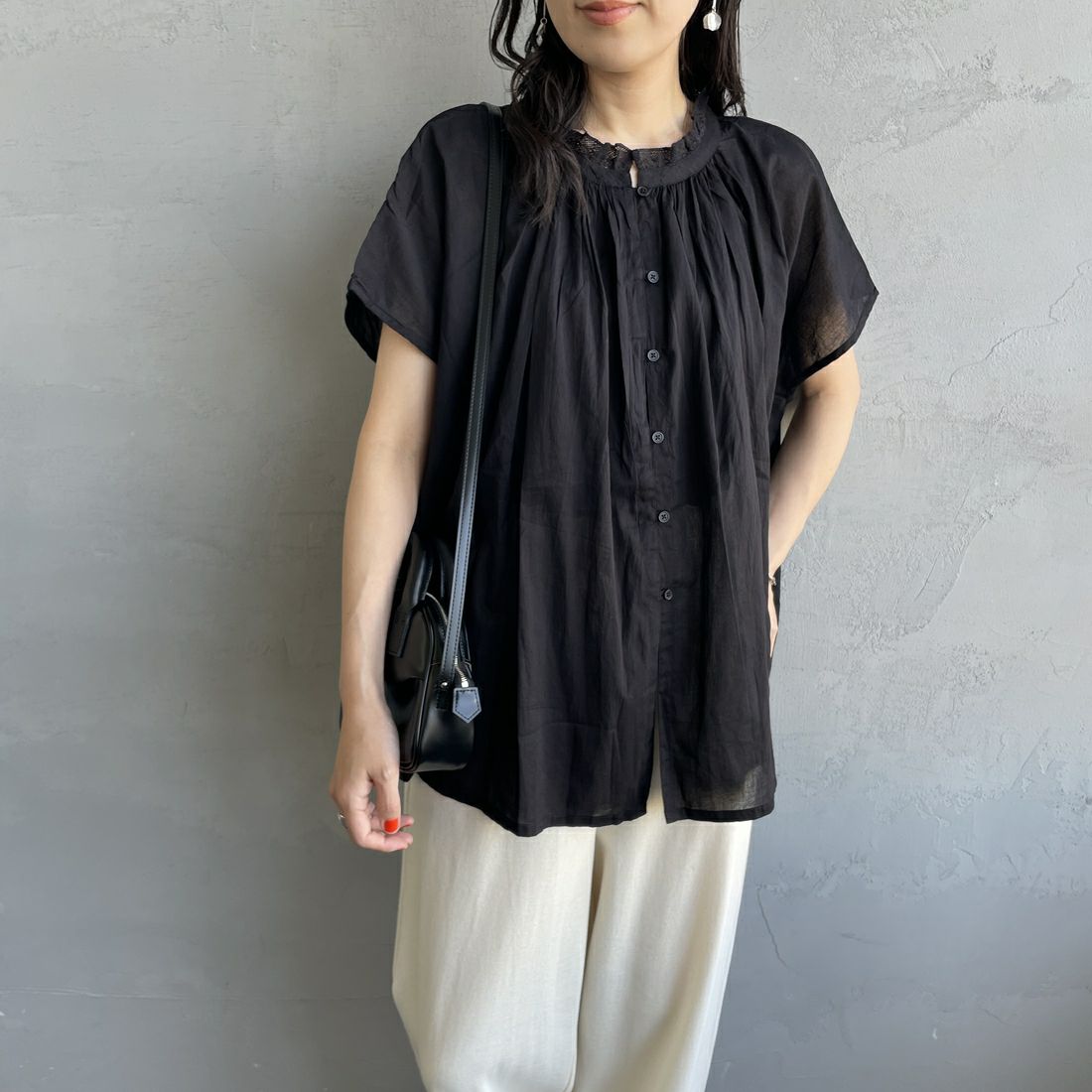soil [ソイル] レースギャザースモック [NSL25061] 9900 BLACK &&モデル身長：160cm 着用サイズ：2&&