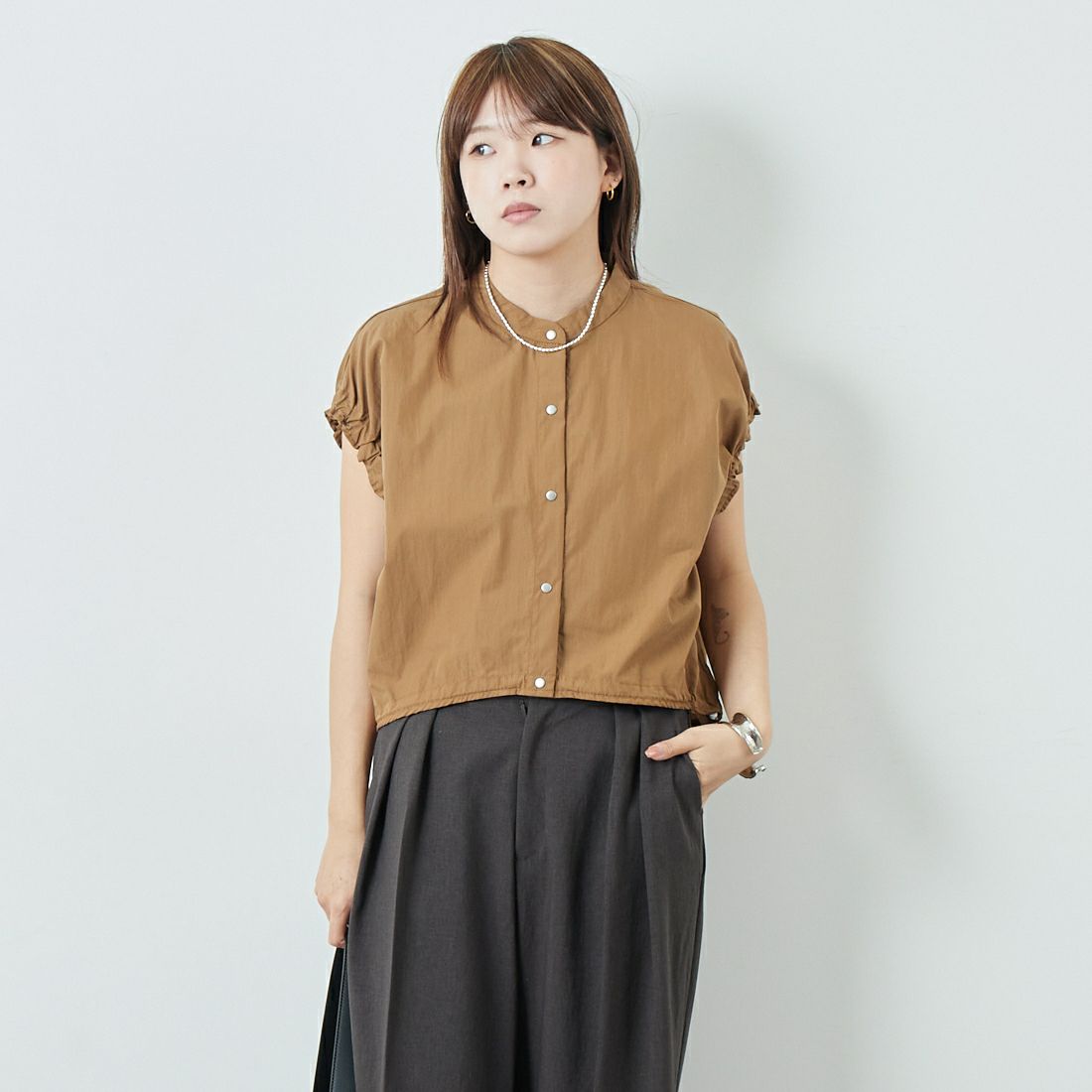 DIGNITE COLLIER [ディニテコリエ] ショートスナップブラウス [80255250] 036 ﾌﾞﾗｳﾝ &&モデル身長：167cm 着用サイズ：F&&