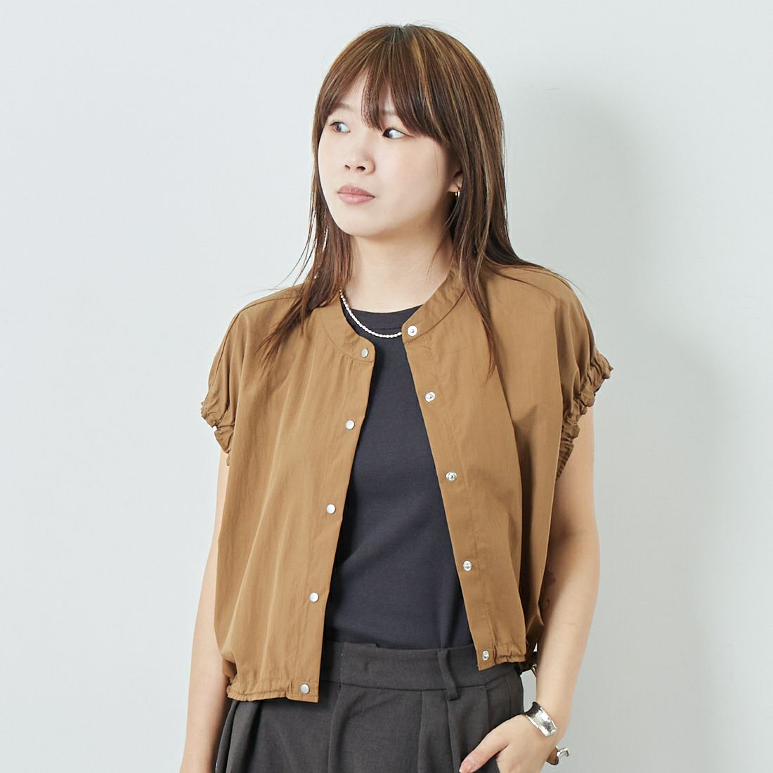 DIGNITE COLLIER [ディニテコリエ] ショートスナップブラウス [80255250] 036 ﾌﾞﾗｳﾝ &&モデル身長：167cm 着用サイズ：F&&