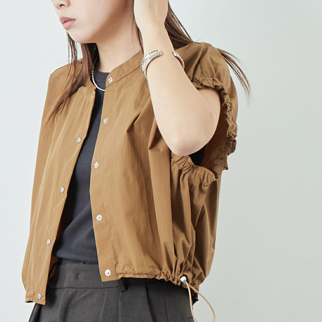 DIGNITE COLLIER [ディニテコリエ] ショートスナップブラウス [80255250] 036 ﾌﾞﾗｳﾝ &&モデル身長：167cm 着用サイズ：F&&