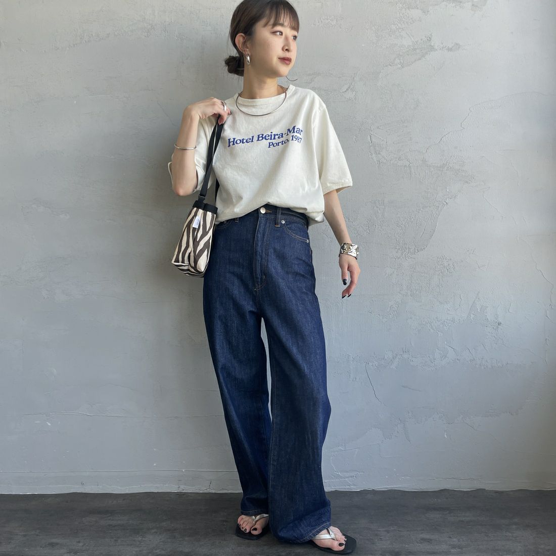 THE SHINZONE [ザ シンゾーン] HOTEL Beira-Mar Tシャツ [25MMSCU05] 02 ECRU &&モデル身長：150cm 着用サイズ：F0&&