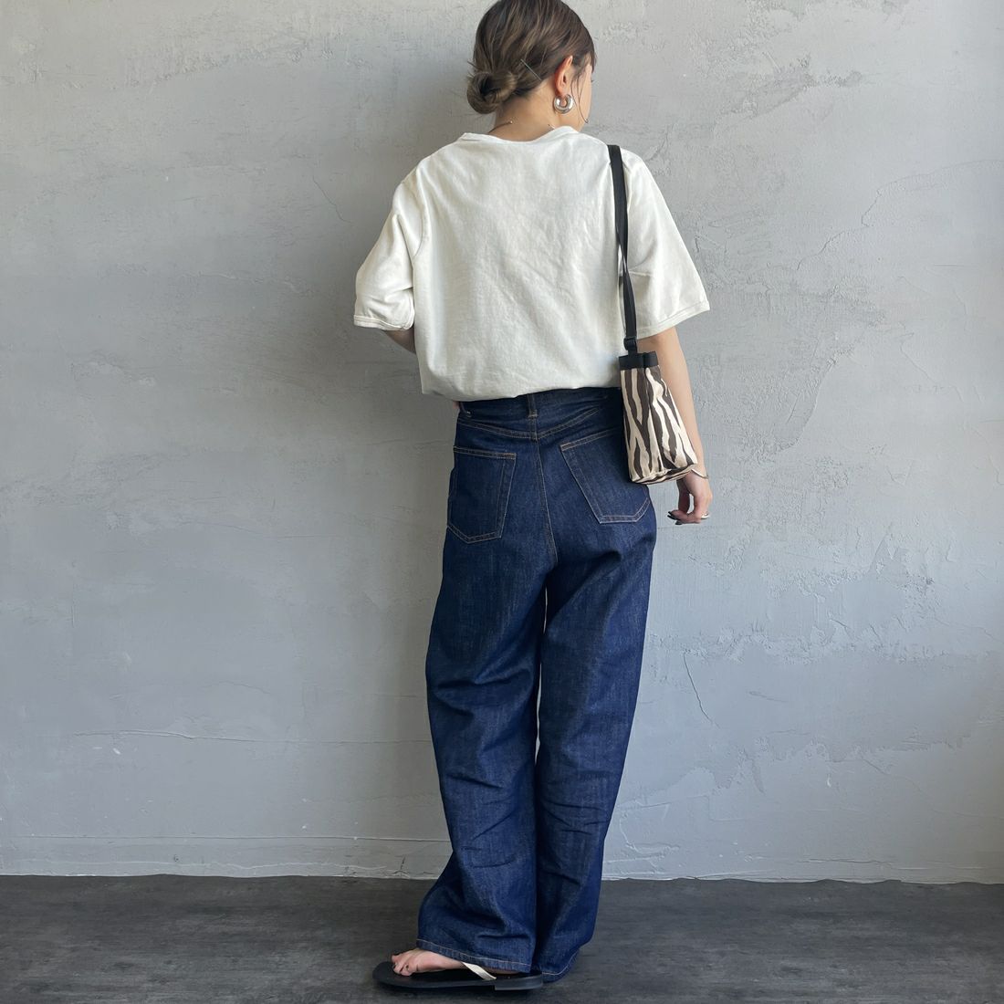 THE SHINZONE [ザ シンゾーン] HOTEL Beira-Mar Tシャツ [25MMSCU05] 02 ECRU &&モデル身長：150cm 着用サイズ：F0&&
