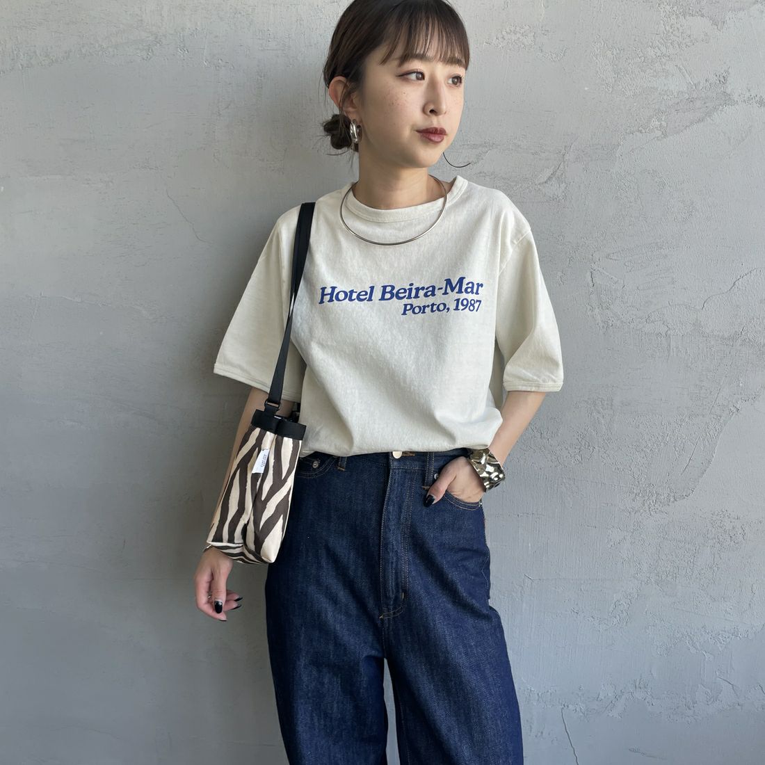 THE SHINZONE [ザ シンゾーン] HOTEL Beira-Mar Tシャツ [25MMSCU05] 02 ECRU &&モデル身長：150cm 着用サイズ：F0&&