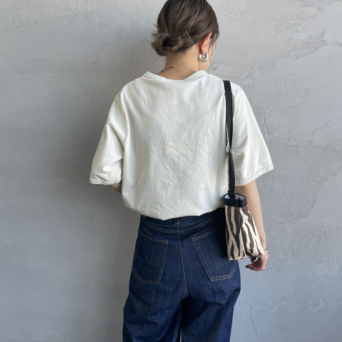 THE SHINZONE [ザ シンゾーン] HOTEL Beira-Mar Tシャツ [25MMSCU05] 02 ECRU &&モデル身長：150cm 着用サイズ：F0&&