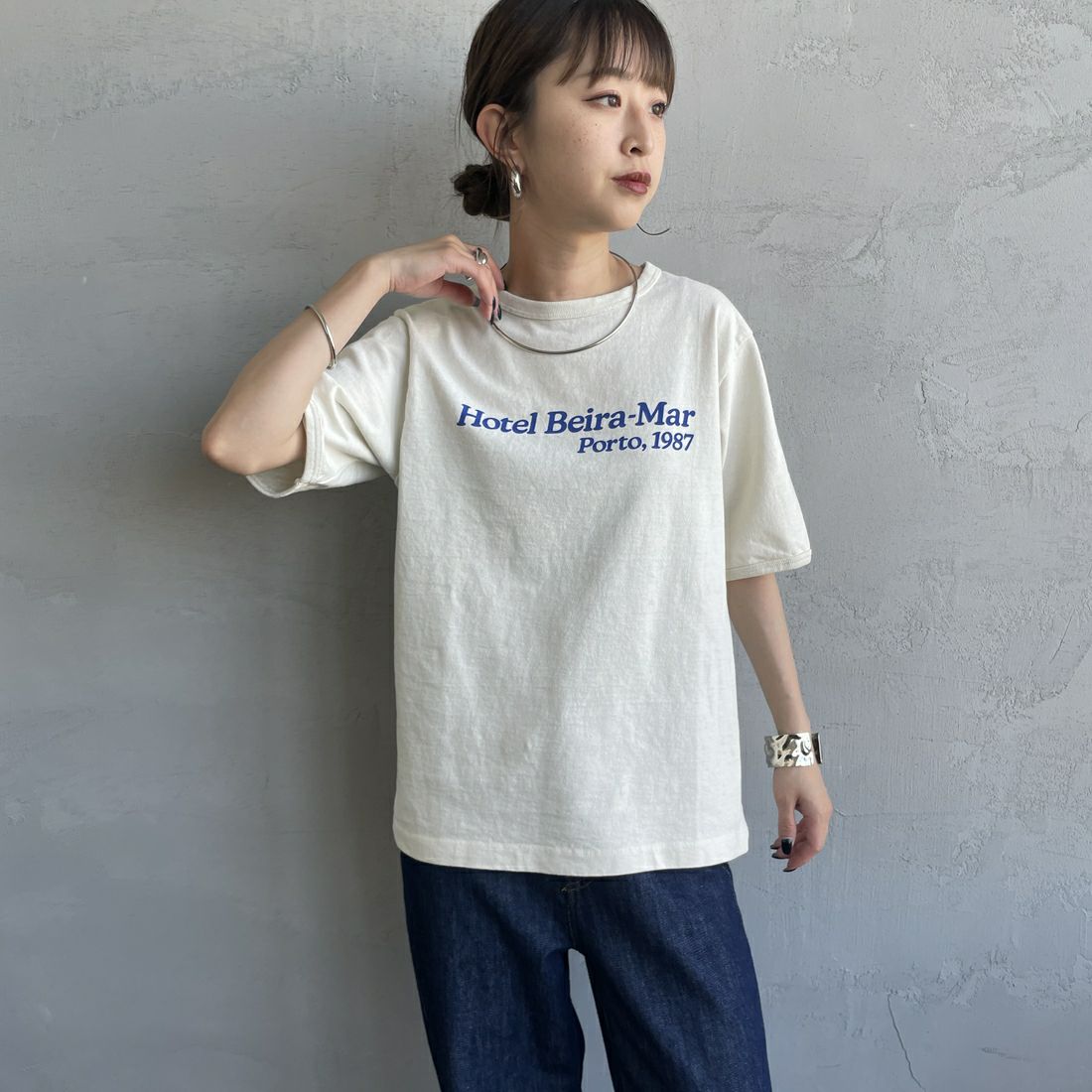 THE SHINZONE [ザ シンゾーン] HOTEL Beira-Mar Tシャツ [25MMSCU05] 02 ECRU &&モデル身長：150cm 着用サイズ：F0&&
