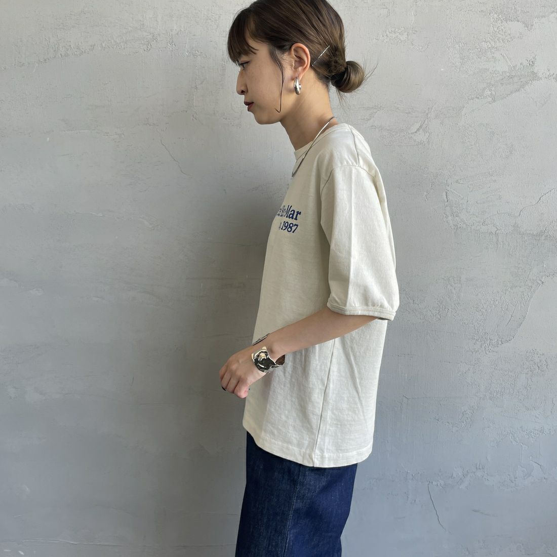 THE SHINZONE [ザ シンゾーン] HOTEL Beira-Mar Tシャツ [25MMSCU05] 02 ECRU &&モデル身長：150cm 着用サイズ：F0&&