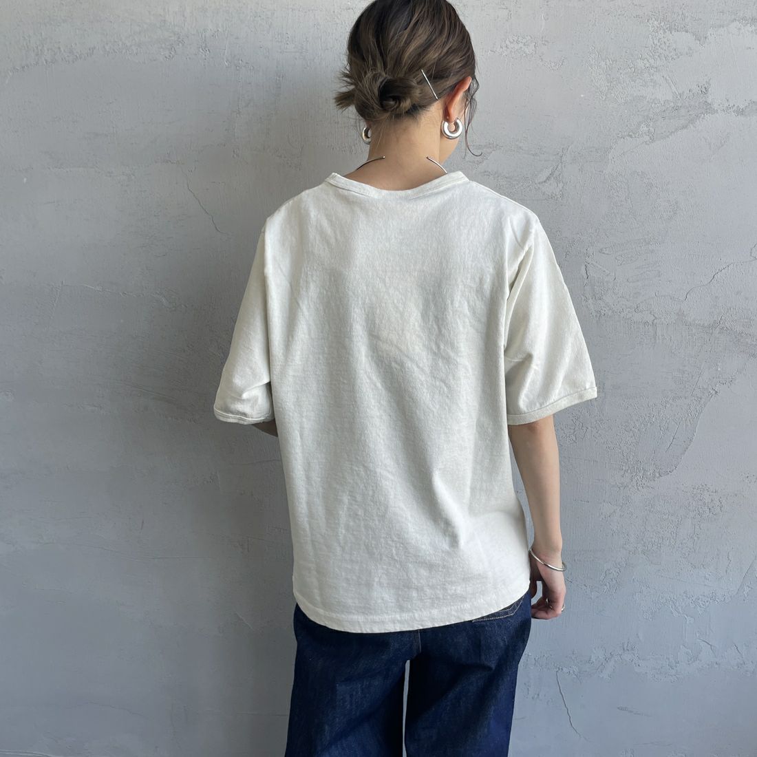 THE SHINZONE [ザ シンゾーン] HOTEL Beira-Mar Tシャツ [25MMSCU05] 02 ECRU &&モデル身長：150cm 着用サイズ：F0&&