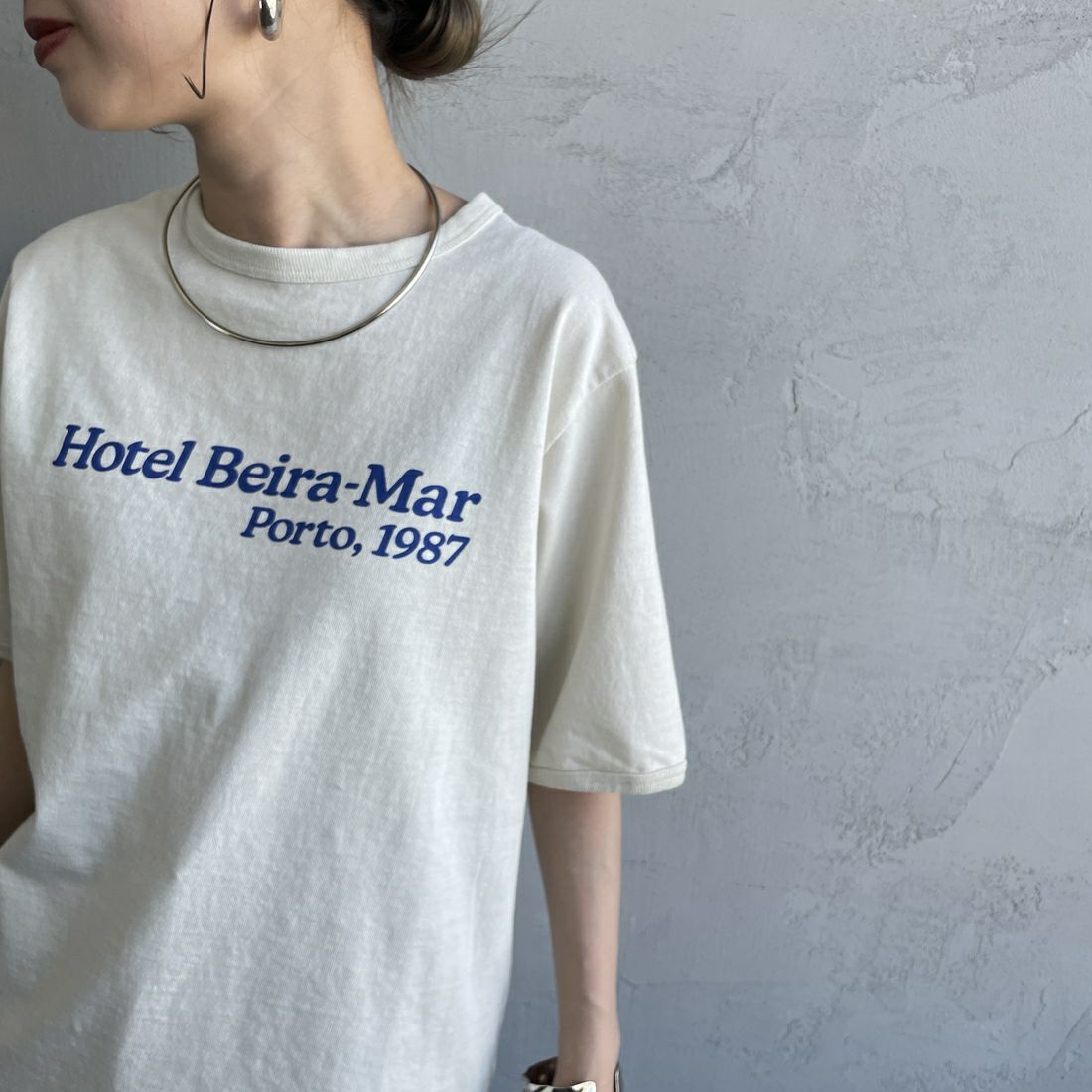 THE SHINZONE [ザ シンゾーン] HOTEL Beira-Mar Tシャツ [25MMSCU05] 02 ECRU &&モデル身長：150cm 着用サイズ：F0&&