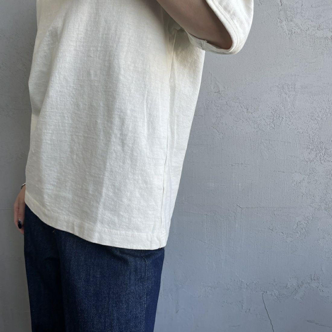 THE SHINZONE [ザ シンゾーン] HOTEL Beira-Mar Tシャツ [25MMSCU05] 02 ECRU &&モデル身長：150cm 着用サイズ：F0&&
