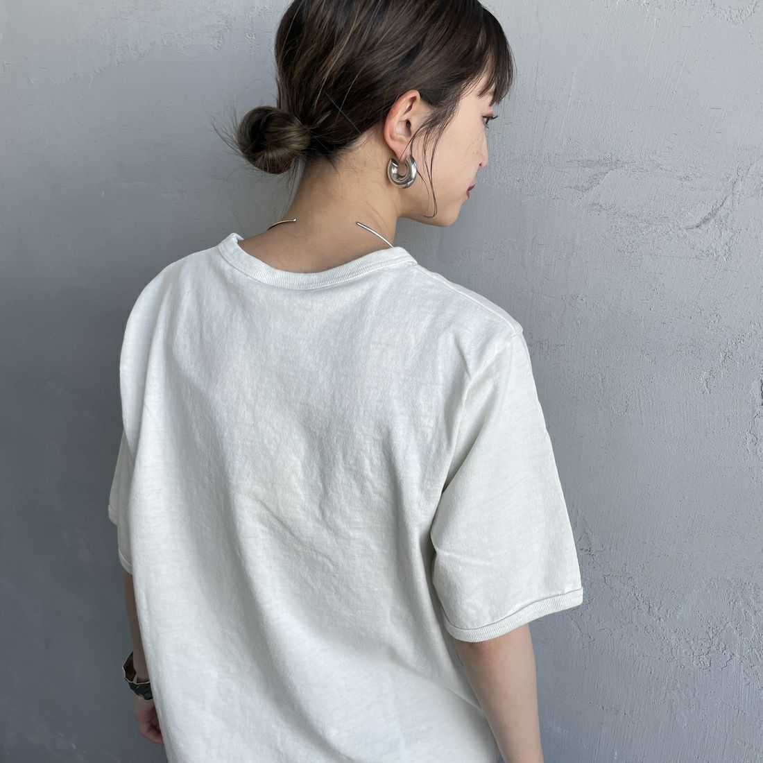 THE SHINZONE [ザ シンゾーン] HOTEL Beira-Mar Tシャツ [25MMSCU05] 02 ECRU &&モデル身長：150cm 着用サイズ：F0&&