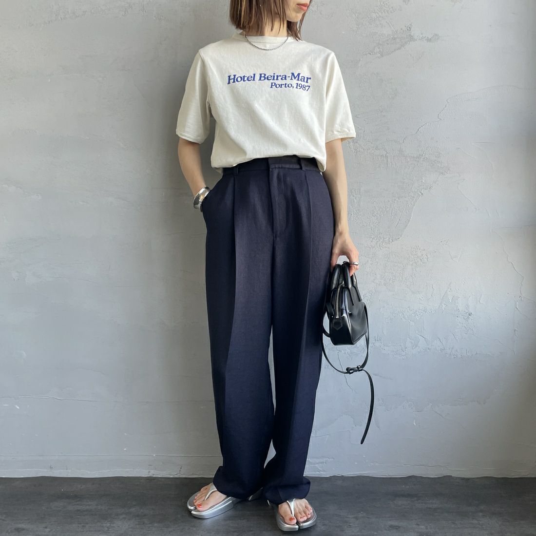 THE SHINZONE [ザ シンゾーン] HOTEL Beira-Mar Tシャツ [25MMSCU05] 02 ECRU &&モデル身長：158cm 着用サイズ：F0&&