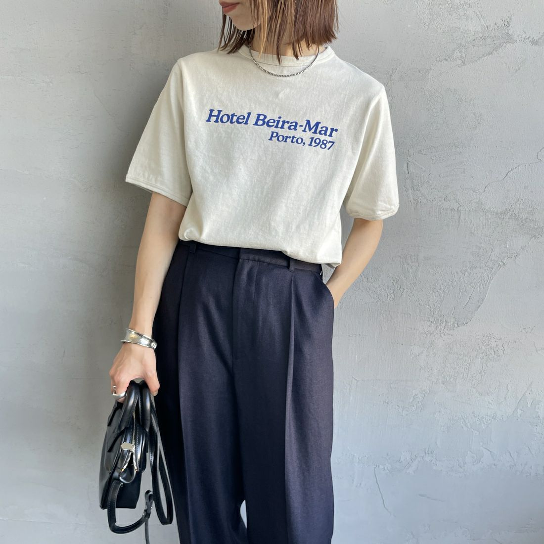 THE SHINZONE [ザ シンゾーン] HOTEL Beira-Mar Tシャツ [25MMSCU05] 02 ECRU &&モデル身長：158cm 着用サイズ：F0&&