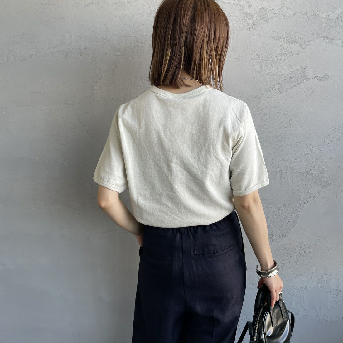 THE SHINZONE [ザ シンゾーン] HOTEL Beira-Mar Tシャツ [25MMSCU05] 02 ECRU &&モデル身長：158cm 着用サイズ：F0&&